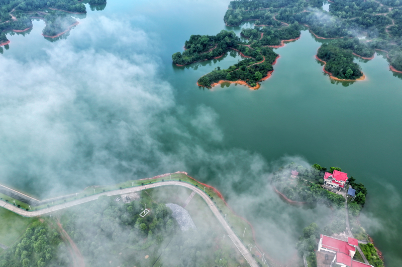 宜豐縣石市鎮路段旁的光華水庫，煙波浩渺，碧水如玉。