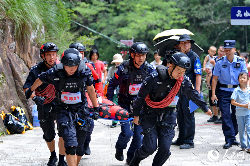 贛州市安遠縣三百山，公安特警在進行實戰化拉動演練。人民網 朱海鵬攝