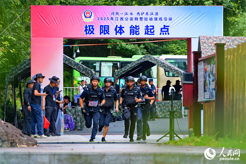 贛州市安遠縣三百山，公安特警在進行實戰化拉動演練。人民網 朱海鵬攝