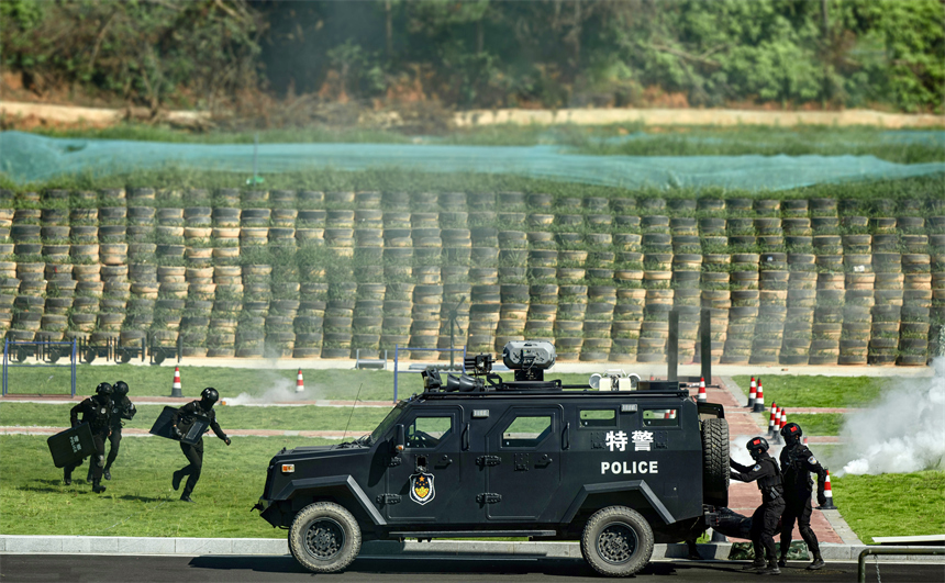 贛州市安遠縣，公安特警在進行“虔鋒突擊”綜合演練。安萱攝