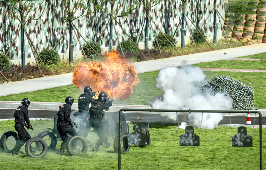 贛州市安遠縣，公安特警在進行“虔鋒突擊”綜合演練。安萱攝