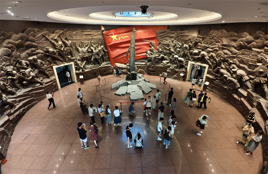 “八一”建軍節臨近，游客們走進南昌八一起義紀念館參觀。人民網記者 時雨攝