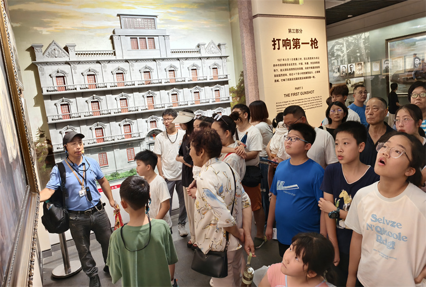 “八一”建軍節臨近，游客們走進南昌八一起義紀念館參觀。人民網記者 時雨攝