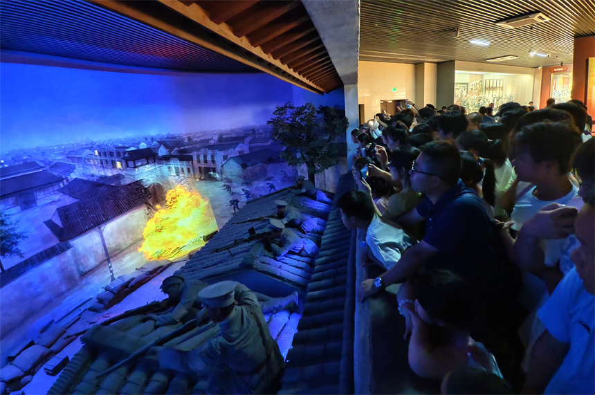 紀念館利用聲光電技術進行沉浸式場景復原。人民網記者 時雨攝