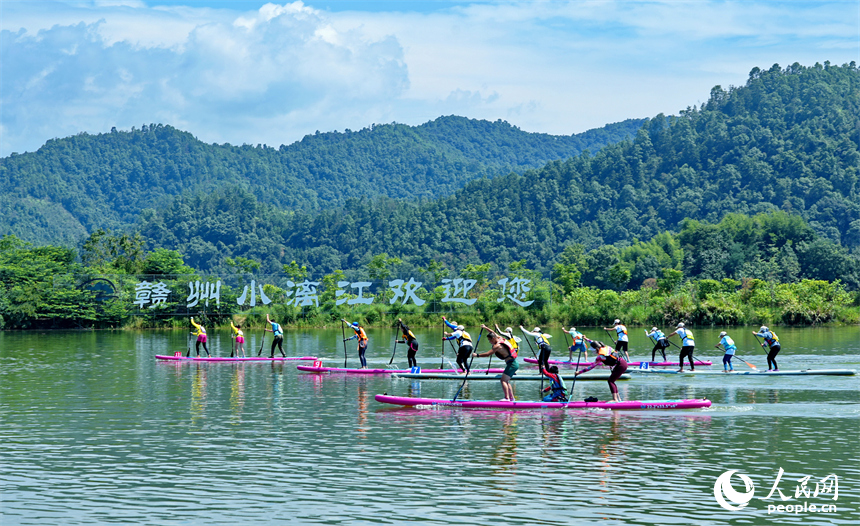 贛州市崇義縣過埠鎮的贛州小漓江，許多槳板運動愛好者在水上劃行競技。人民網 朱海鵬攝