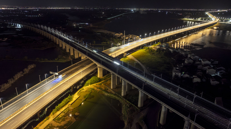 7月29日晚，昌九高鐵南昌東至何家線路所段開始試運行。圖為試驗動車在線路上行駛。李嘉輝攝