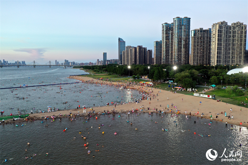市民和游客在萬紫千紅灘的天然泳場戲水納涼。人民網記者 時雨攝