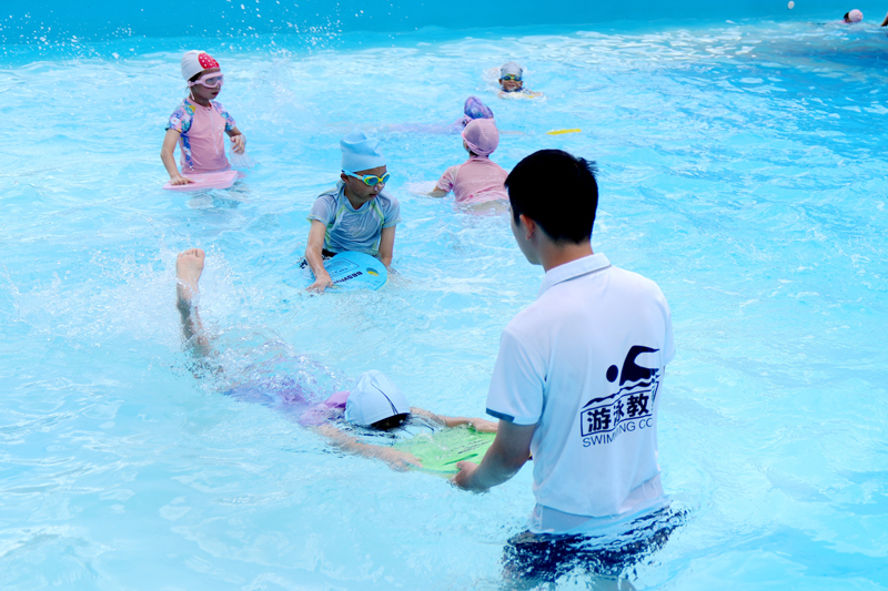 孩子們在游泳教練的指導下學習游泳技能。陳旗海攝