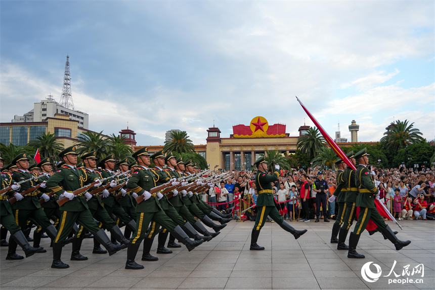 國旗護衛隊邁著堅定步伐走過八一廣場。人民網 涂詩軒攝