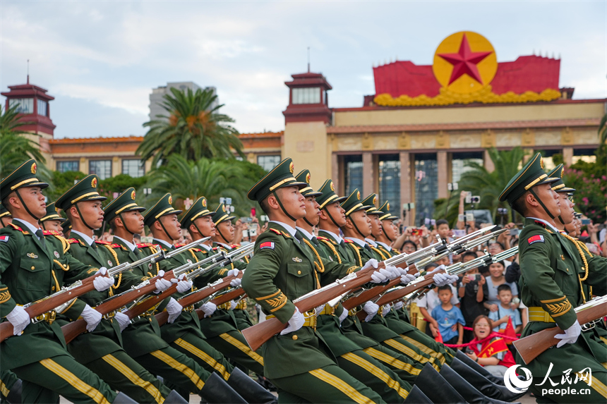 國旗護衛隊邁著堅定步伐走過八一廣場。人民網 涂詩軒攝