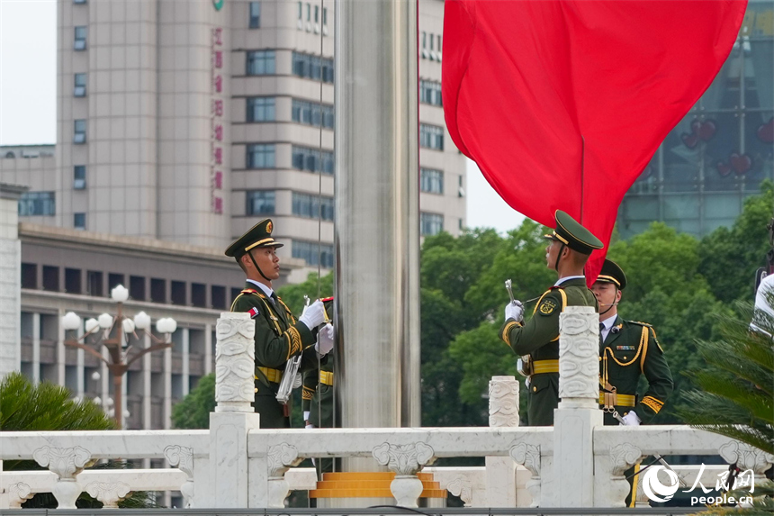 隨著護旗手奮力一揮，鮮艷的國旗緩緩上升。人民網 涂詩軒攝