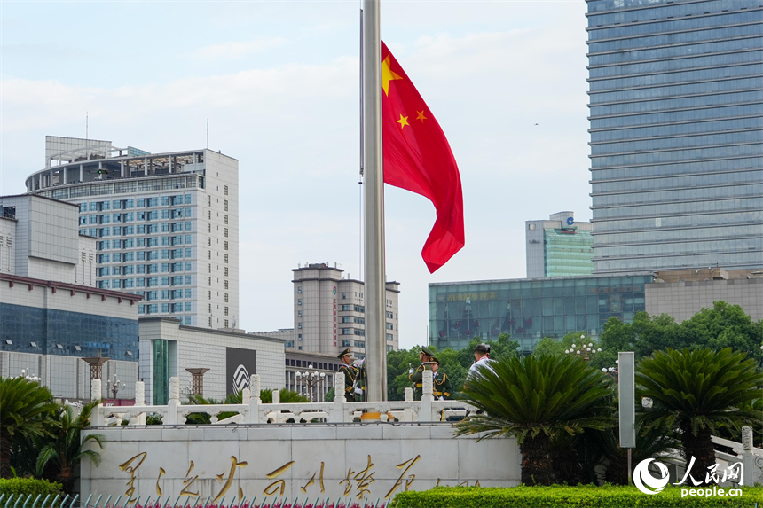 隨著護旗手奮力一揮，鮮艷的國旗緩緩上升。人民網 涂詩軒攝