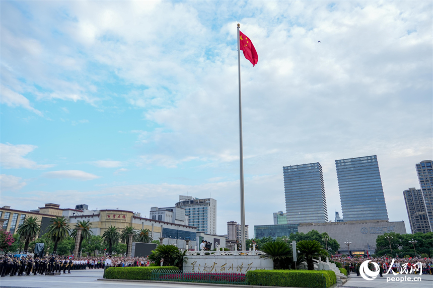 數萬名市民游客共同見證五星紅旗冉冉升起。人民網 涂詩軒攝
