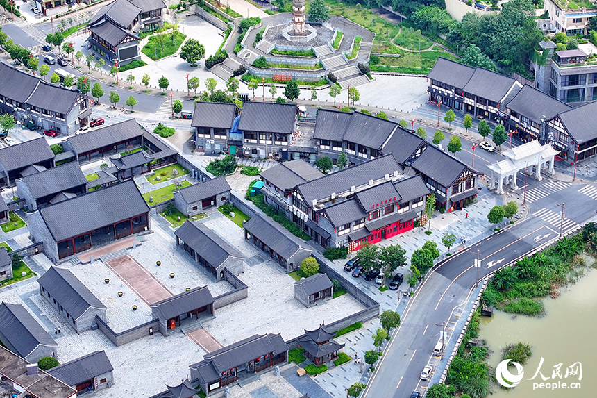 贛州市大余縣城的南安府衙，不少游客前來參觀游覽。人民網 朱海鵬攝