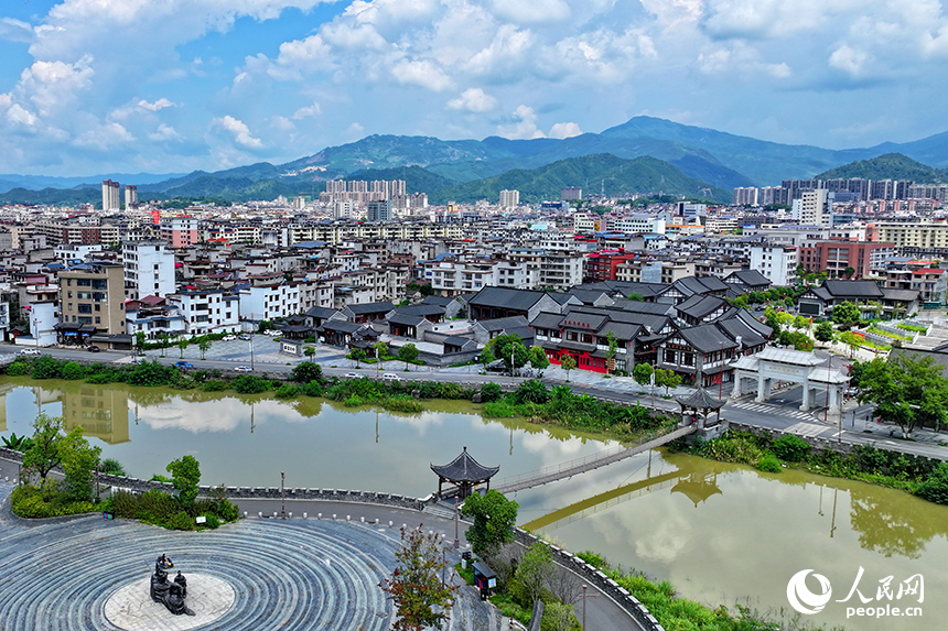 贛州市大余縣城的南安府衙，不少游客前來參觀游覽。人民網 朱海鵬攝