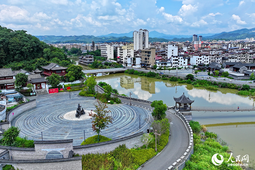贛州市大余縣城的南安府衙，不少游客前來參觀游覽。人民網 朱海鵬攝
