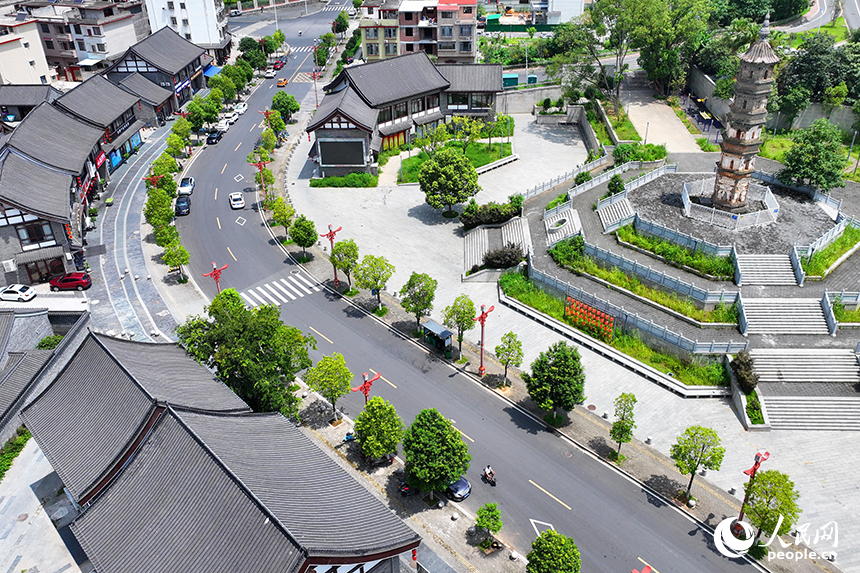 贛州市大余縣城的南安府衙，不少游客前來參觀游覽。人民網 朱海鵬攝