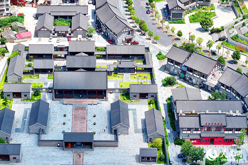 贛州市大余縣城的南安府衙，不少游客前來參觀游覽。人民網 朱海鵬攝