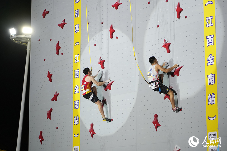 攀巖賽場之上，運動員正拼盡全力向上攀爬。 人民網 涂詩軒攝