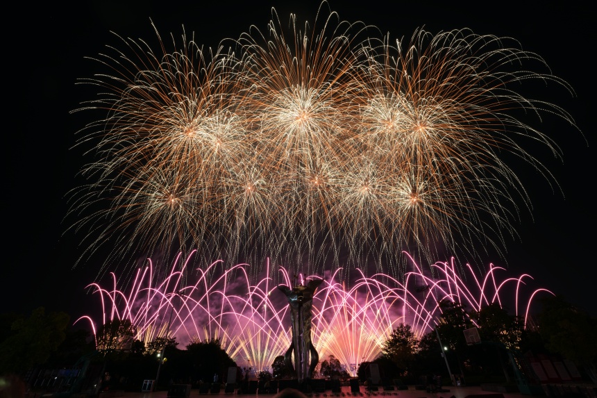 絢爛的煙花在萬載縣龍湖公園上空綻放。晏偲偲攝