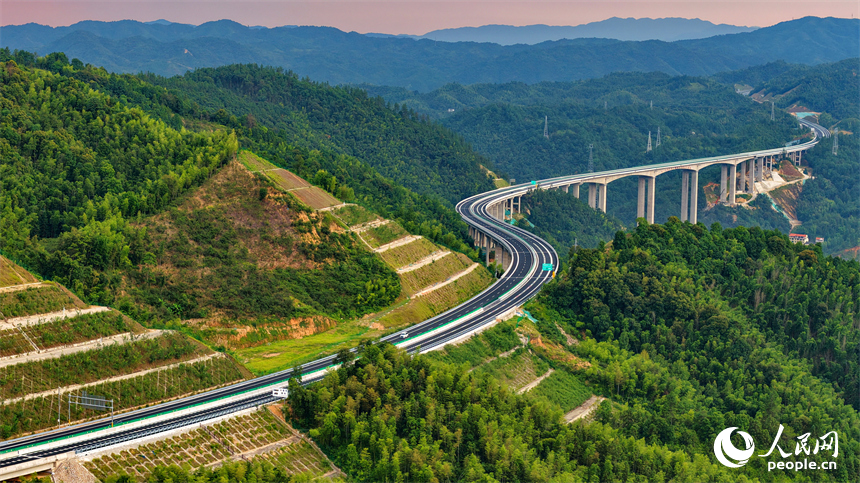 贛州市上猶縣陡水鎮，車輛行駛在建成通車后的遂大高速上猶江特大橋上。人民網 朱海鵬攝