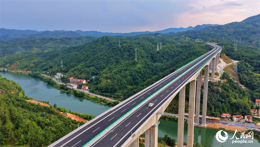 贛州市上猶縣陡水鎮，車輛行駛在建成通車后的遂大高速上猶江特大橋上。人民網 朱海鵬攝