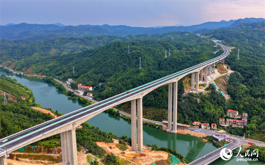 贛州市上猶縣陡水鎮，車輛行駛在建成通車后的遂大高速上猶江特大橋上。人民網 朱海鵬攝