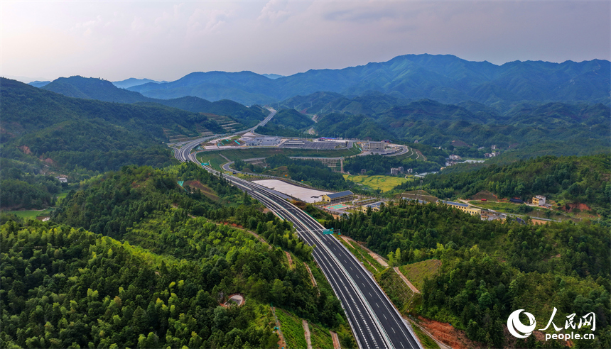 贛州市上猶縣陡水鎮，車輛行駛在建成通車后的遂大高速賴塘村大橋上。人民網 朱海鵬攝