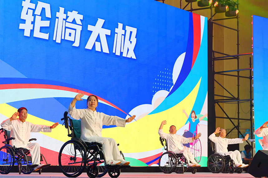 第15屆殘疾人健身周全國啟動活動暨2025年全民健身日殘疾人主場活動現場，殘障人士在展示康復健身和競賽互動項目。人民網 朱海鵬攝