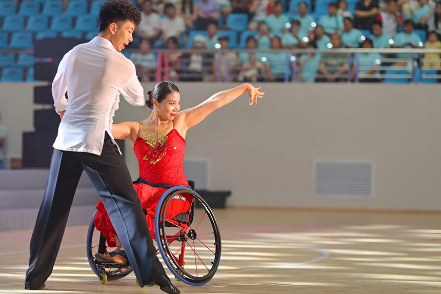 第15屆殘疾人健身周全國啟動活動暨2025年全民健身日殘疾人主場活動現場，殘障人士在展示康復健身和競賽互動項目。人民網 朱海鵬攝