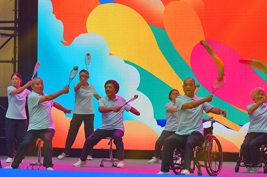 第15屆殘疾人健身周全國啟動活動暨2025年全民健身日殘疾人主場活動現場，殘障人士在展示康復健身和競賽互動項目。人民網 朱海鵬攝