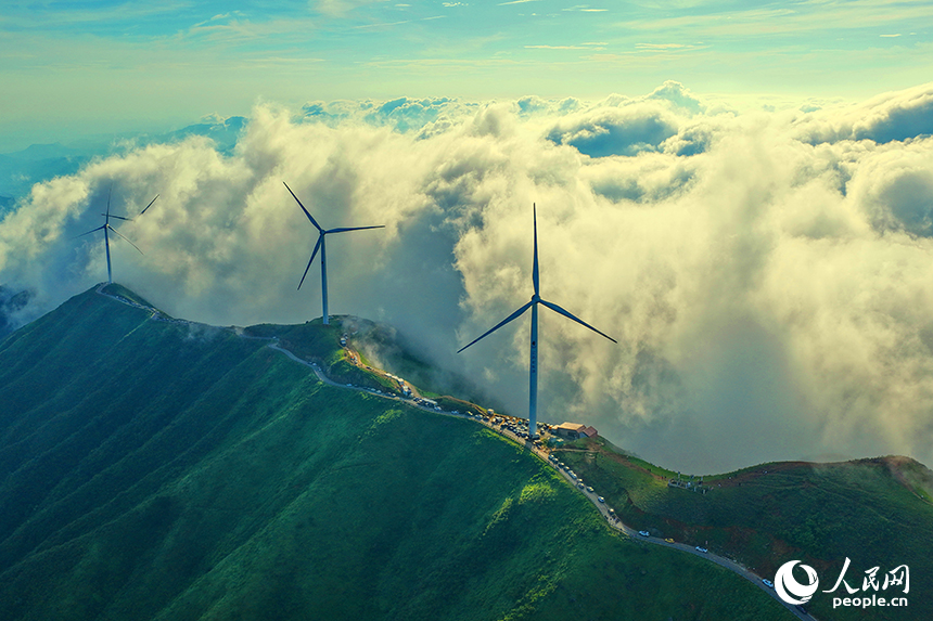 贛州市上猶縣雙溪草山，一臺臺風力發電機迎風旋轉，吸引許多游客前來觀賞“云蒸霞蔚、風葉飛旋”的獨特美景。人民網 朱海鵬攝