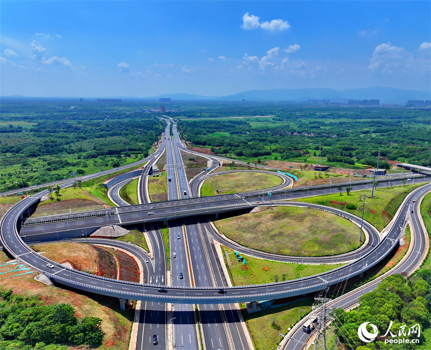 南昌市紅谷灘區，新建成的楓生快速路互通立交樞紐上的車輛往來疾馳。人民網 朱海鵬攝