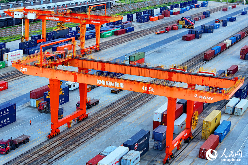 贛州市贛州國際陸港，吊裝設備在裝運進出口貨物集裝箱，貨場一派繁忙景象。人民網 朱海鵬攝