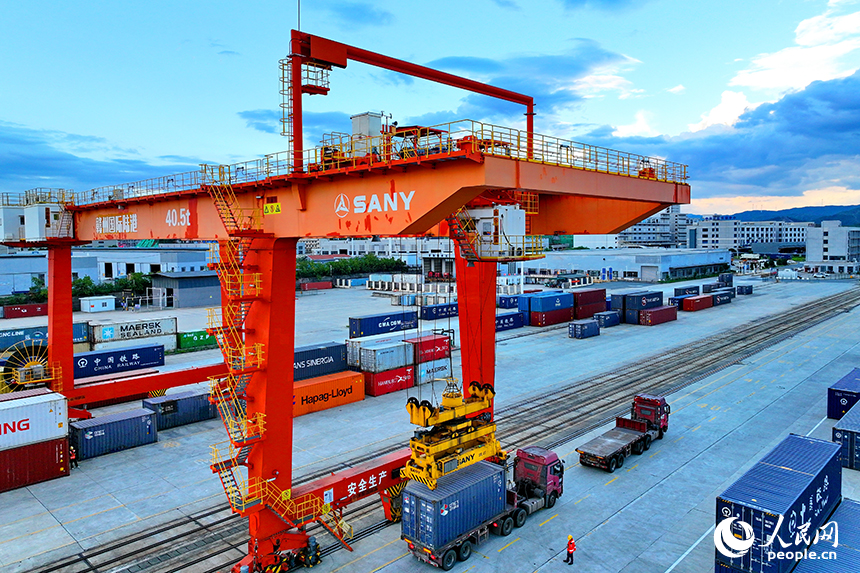 贛州市贛州國際陸港，吊裝設備在裝運進出口貨物集裝箱，貨場一派繁忙景象。人民網 朱海鵬攝