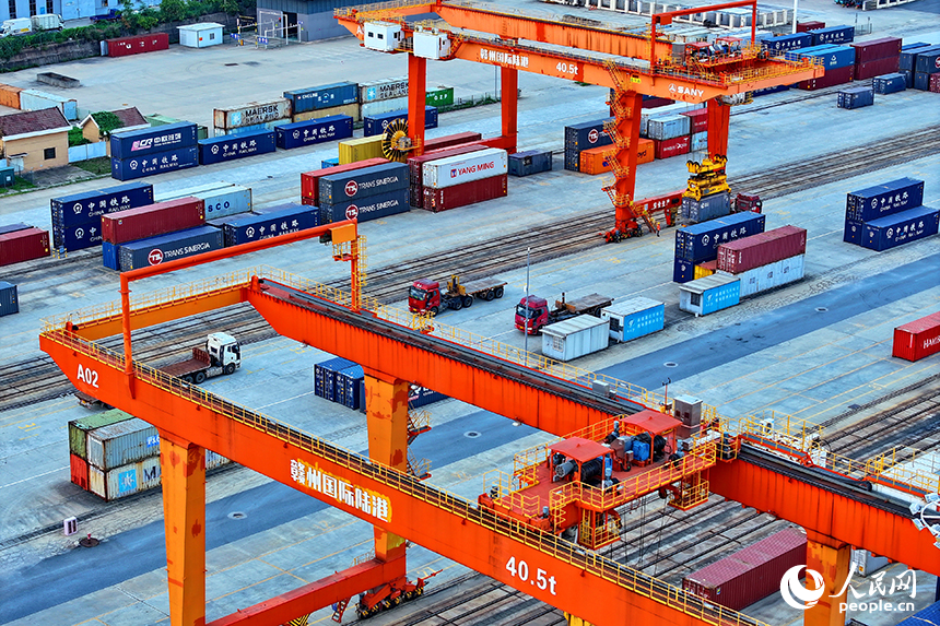 贛州市贛州國際陸港，吊裝設備在裝運進出口貨物集裝箱，貨場一派繁忙景象。人民網 朱海鵬攝