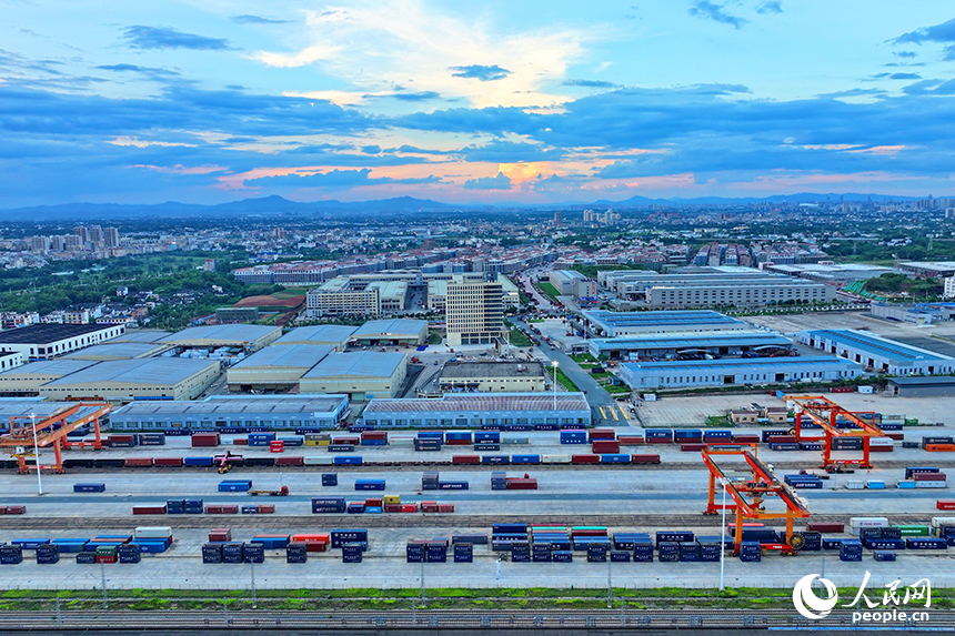 贛州市贛州國際陸港，吊裝設備在裝運進出口貨物集裝箱，貨場一派繁忙景象。人民網 朱海鵬攝