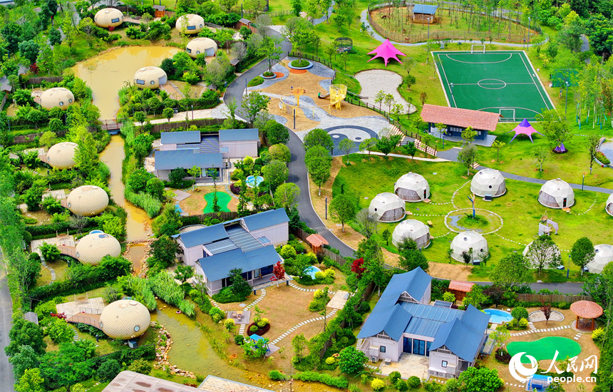 贛州市崇義縣鉛廠鎮石河底村，鱗次櫛比的鋁制裝配式民宿建筑造型獨特，吸引不少游客前來體驗游玩。人民網 朱海鵬攝