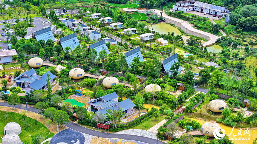 贛州市崇義縣鉛廠鎮石河底村，鱗次櫛比的鋁制裝配式民宿建筑造型獨特，吸引不少游客前來體驗游玩。人民網 朱海鵬攝