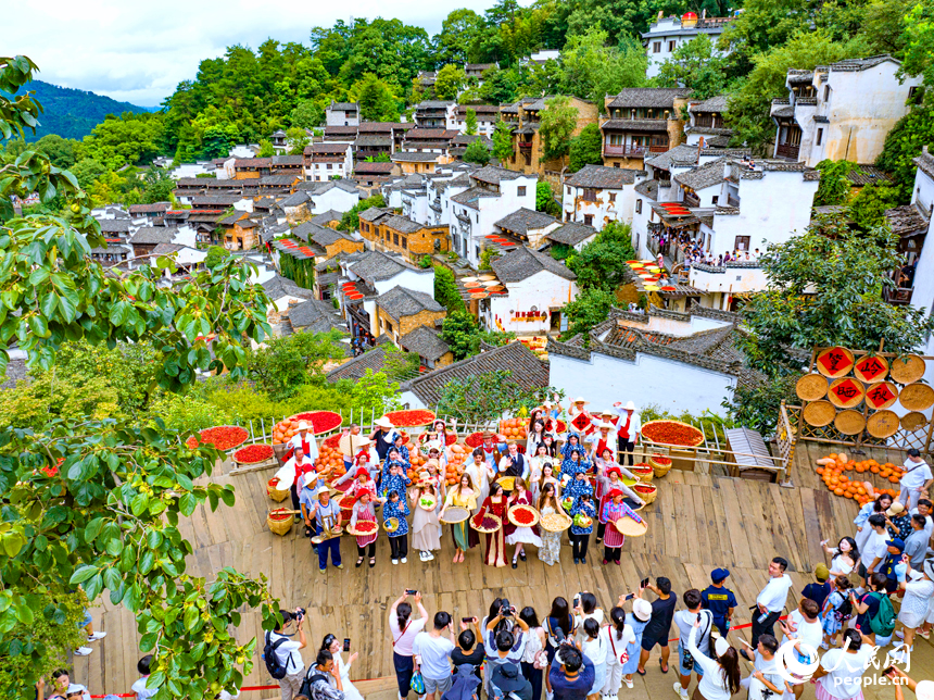 上饒市婺源縣篁嶺村景色宜人，許多游客前來體驗“曬秋”習俗。人民網 朱海鵬攝