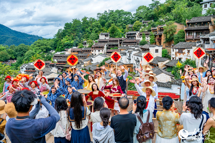 上饒市婺源縣篁嶺村景色宜人，許多游客前來體驗“曬秋”習俗。人民網 朱海鵬攝