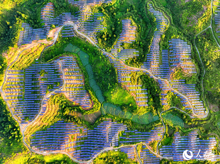 一塊塊的光伏發電板錯落分布，空中俯瞰，蔚為壯觀。人民網 朱海鵬攝