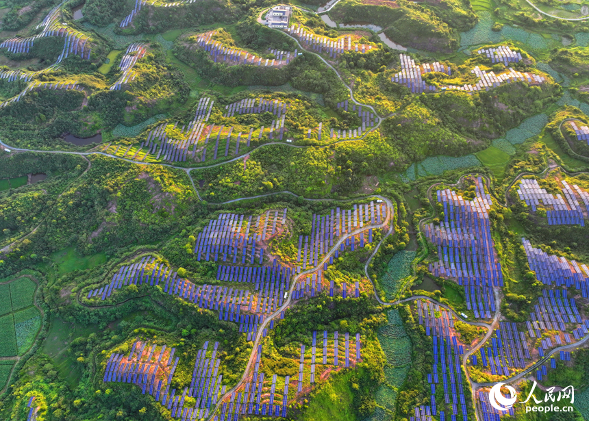 一塊塊的光伏發電板錯落分布，空中俯瞰，蔚為壯觀。人民網 朱海鵬攝