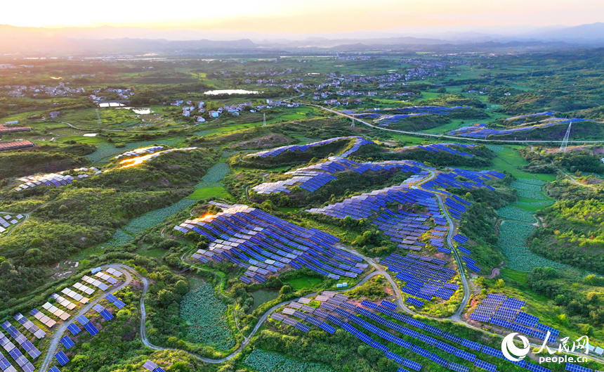 一塊塊的光伏發電板錯落分布，空中俯瞰，蔚為壯觀。人民網 朱海鵬攝