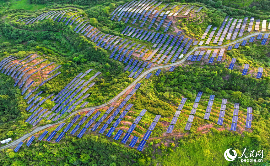 一塊塊的光伏發電板錯落分布，空中俯瞰，蔚為壯觀。人民網 朱海鵬攝