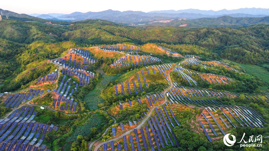 一塊塊的光伏發電板錯落分布，空中俯瞰，蔚為壯觀。人民網 朱海鵬攝