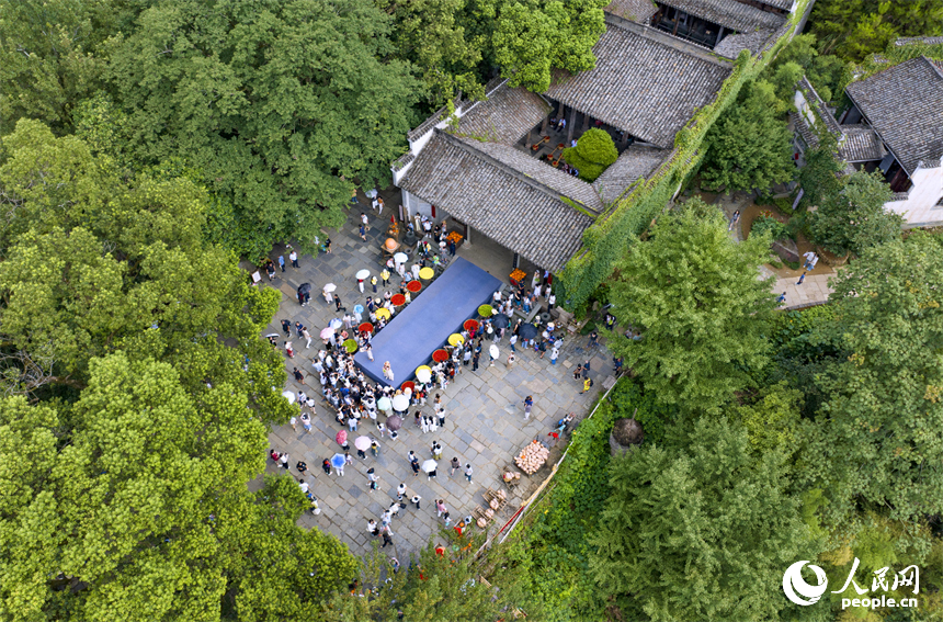 游客在觀看農耕民俗T臺秀。人民網 朱海鵬攝