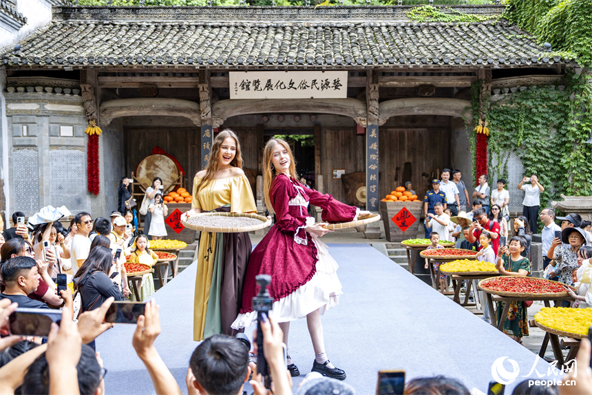 游客在觀看農耕民俗T臺秀。人民網 朱海鵬攝