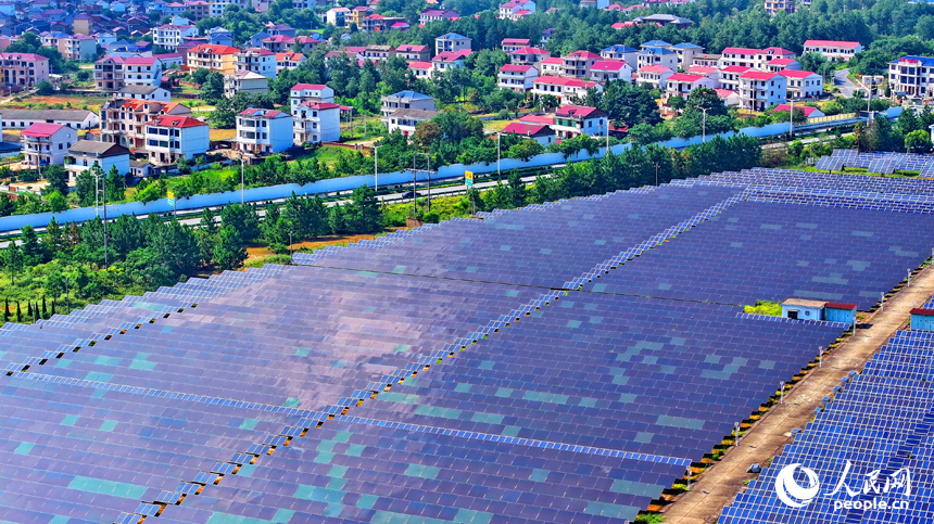 南昌市紅谷灘區厚田鎮的一處光伏發電站，連片安裝的光伏發電板整齊排列，源源不斷地向電網輸送電能。人民網 朱海鵬攝