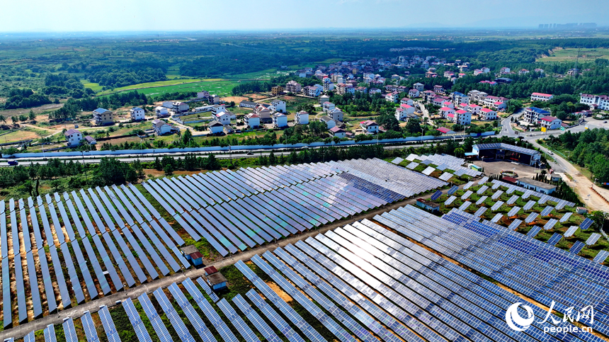 南昌市紅谷灘區厚田鎮的一處光伏發電站，連片安裝的光伏發電板整齊排列，源源不斷地向電網輸送電能。人民網 朱海鵬攝